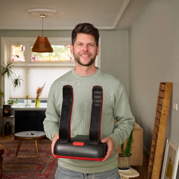 Man met de ShoeDry Airo schoenendroger