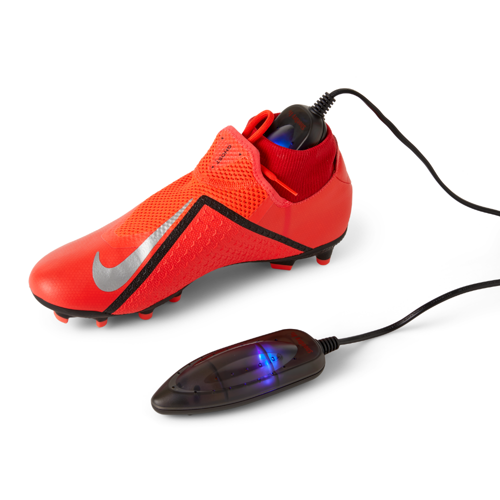 ShoeDry Airo Travel draagbare schoenendroger in een voetbalschoen